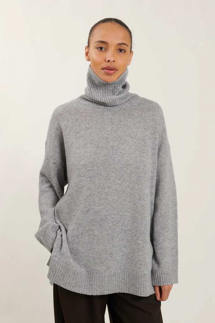 Line t neck sweaters banew240 02 318 light grey mel. 690x crop center